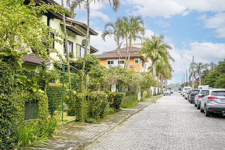 In the Heart of Lagoa: entire private apartment