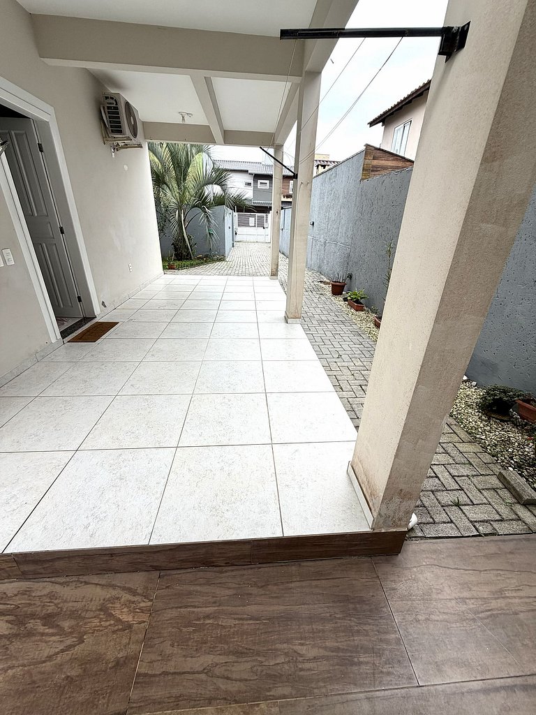 Casão no Campeche Com Piscina e Perto da Praia