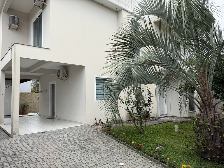 Casão no Campeche Com Piscina e Perto da Praia