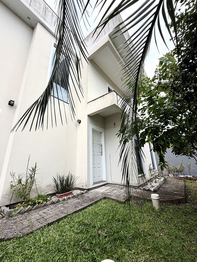 Casão no Campeche Com Piscina e Perto da Praia