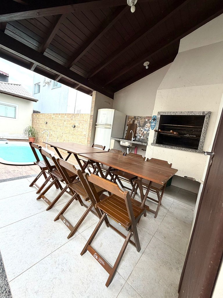 Casão no Campeche Com Piscina e Perto da Praia