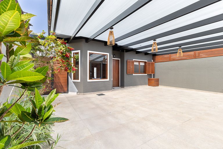 Beachfront house: pool, BBQ, jacuzzi & more