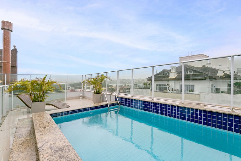 Near the sea: high-end stay with pool
