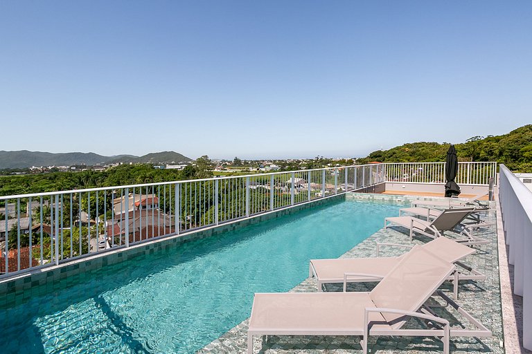 Com linda vista e piscina perto das praias e aeroporto