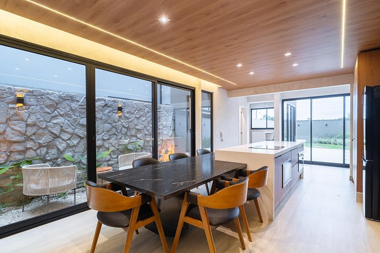 Casa Moderna: 3 Suítes | Jacuzzi | 450m Praia