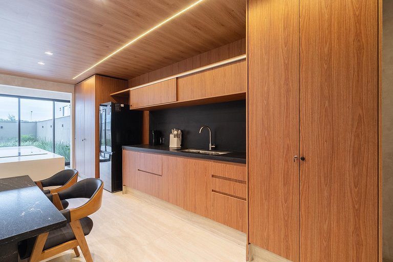 Casa Moderna: 3 Suítes | Jacuzzi | 450m Praia