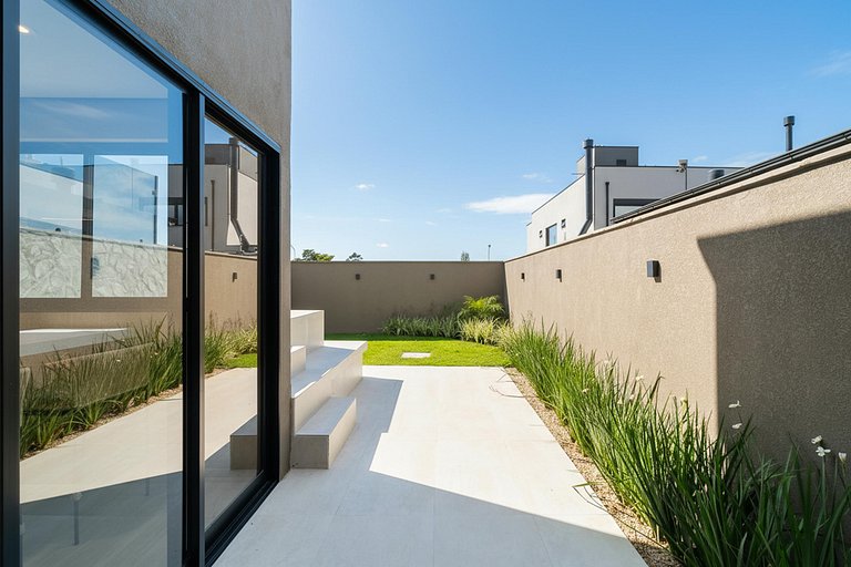 Casa Moderna: 3 Suítes | Jacuzzi | 450m Praia