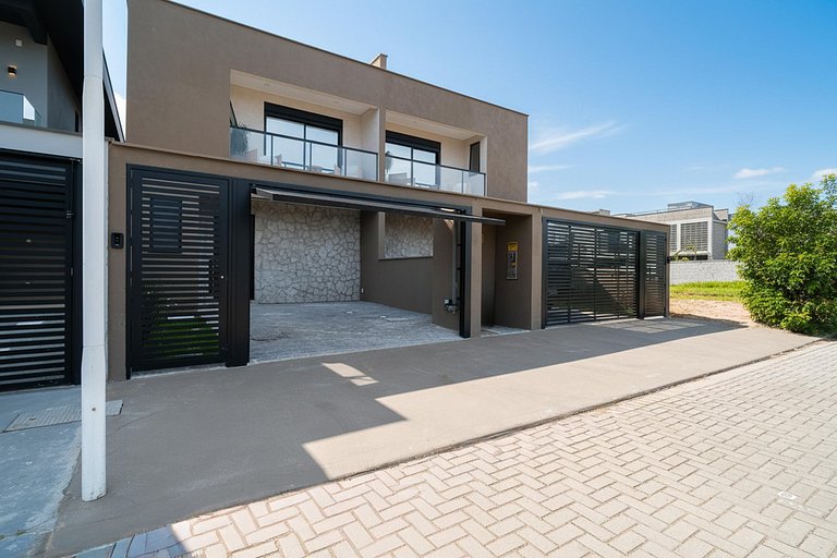 Casa Moderna: 3 Suítes | Jacuzzi | 450m Praia